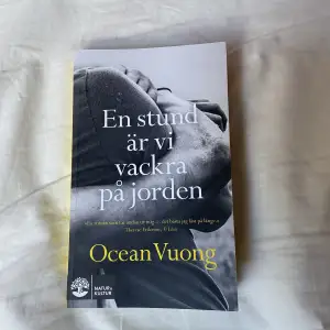 En stund är vi vackra på jorden av Ocean Vuong, så vacker bok ❤️‍🩹 boken är som ny och ryggen är inte knäckt🌟