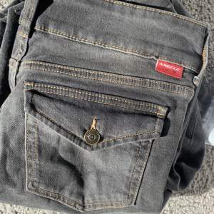 Säljer dess populära jeans från HM, denna färg på modellen säljs inte längre i Sverige. Köpta på Plick, men är i 100% nyskick utan några som helst defekter. Är 173, och de är gränsfall i längden på mig. Säljer då de tyvärr inte kommer till användning. 💞