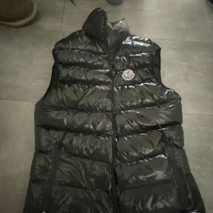Moncler väst  - Säljer nu min moncler väst köpte den i somras skulle använda den i höstas men jag säljer den istället. Testat en gång. 