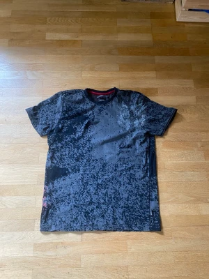 Blend Tshirt - skitfet blend tshirt! Står att den är L men sitter som en M skulle jag säga