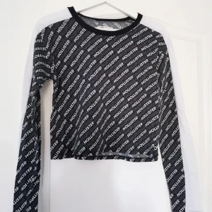 Långärmad croppad tröja från Hollister  - Svart och vit långärmad, croppad tröja från Hollister, som är i fint skick! 100% bomull.