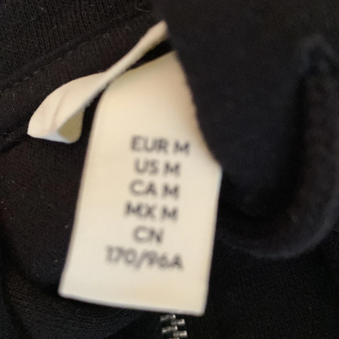 En svart tjocktröja med dragkedja  - 91