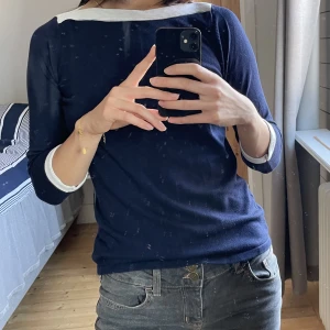 blå tröja - står storlek 10 (M) men liten i storleken, passar mig som brukar ha 8/S!