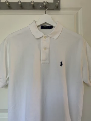 Ralph Lauren Piké  - Säljer en Ralph Luaren Piké som är i 10/10 skick. Inga tecken på använding och då också inprincip helt oanvänd. Nypris: 1200
