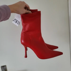 Super snygga röda klack-boots! ❤️‍🔥 - Röda ankleboots med klack från Zara, aldrig använda 🖤