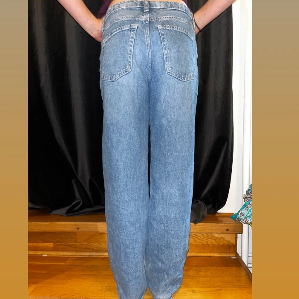Loose straight high wasted jeans från H&M. Något slitna i sömmarna vid hälarna, annars bra skick❤️. Jeans & Byxor.
