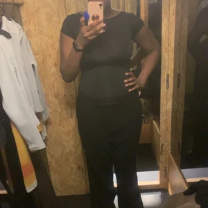 Backless - Säljer min svarta backless i L men skulle mer säga att den är m för de är väldigt tajt de är jag på bilden pris kan diskuteras byten sker bara i Stockholm 