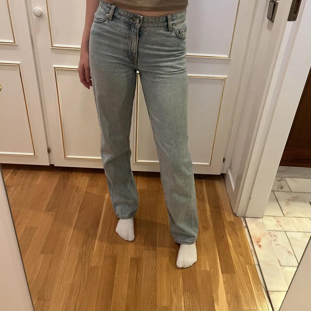 Superfina ljusblåa jeans från Monki i st 26, medelhög midja och passar perfekt i längden för mig som är 174cm lång💗. Jeans & Byxor.