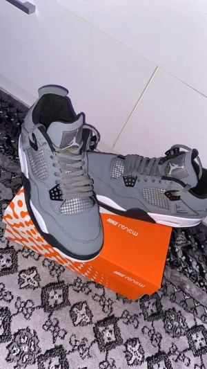 Jordan 4 - Säljer helt oanvända Jordans 4. Använda en gång och det var för att ta bild, skick 9/10.