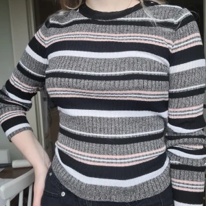 Randig tröja  - Långärmad tröja köpt på H&M. Använd ett fåtal ggr med väl skick. Sitter figurnära men inte tight. Passar mig som har XS/S