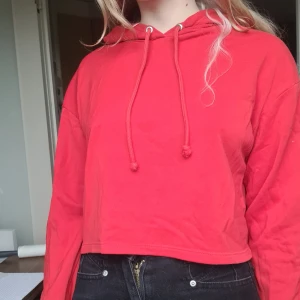 Röd croppad hoodie - Använd men fortfarande i fint skick. Mycket bekväm och dessutom fin färg och passform. Den är av croppad
