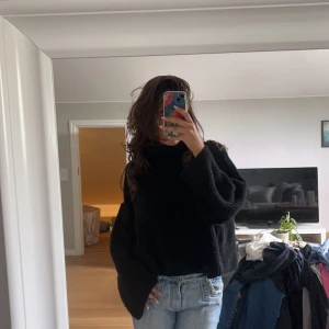 Stickad tröja  - Säljer denna svarta stickade polotröja från NA-KD. Tröjan är i storlek S tror jag och sticks inte!😊