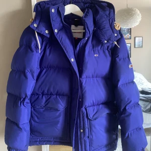 Dunjacka - Jättefin dunjacka från Tommy Hilfiger i bra skick. Är slutsåld eller så säljs den inte längre. Den är i storlek XS men passar också S. Nypris: 2745kr. <3