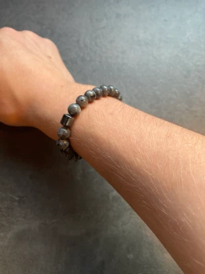 Trendigt armband - Stilrent armband som passar till allt. Har du någon fråga eller vill ha fler bilder är det bara att skicka ett meddelande. Har även liknande fast lite ljusare färg.