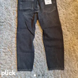 Helt nya relaxed fit zara jeans med lapparna kvar. Storlek 40 vilket motsvarar ca s/m. Säljes då de inte passar. Fraktas eller mötas upp