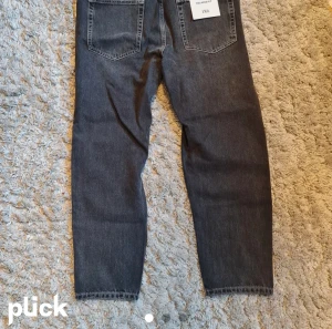 Zara jeans - Helt nya relaxed fit zara jeans med lapparna kvar. Storlek 40 vilket motsvarar ca s/m. Säljes då de inte passar. Fraktas eller mötas upp