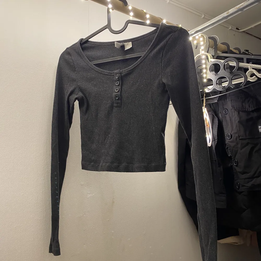 Mörkgrå långärmad tröja som är lite kortare i magen än ”vanligt”. Den är från H&M i storleken XS och i väldigt bra skick. . Toppar.