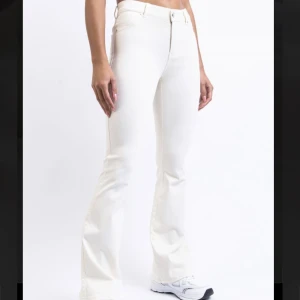 Bootcut jeans - Säljer dessa fina bootcut jeansen från Madlady då dem aldrig kommer till användning och är i nyskick. Längden är i Regular. Nypris 599kr