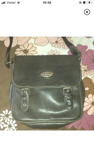 axelremsväska  - laddar upp igen för gratis frakt, mer information på förre annonsen! sista bilden är hur jag brukar styla den;)