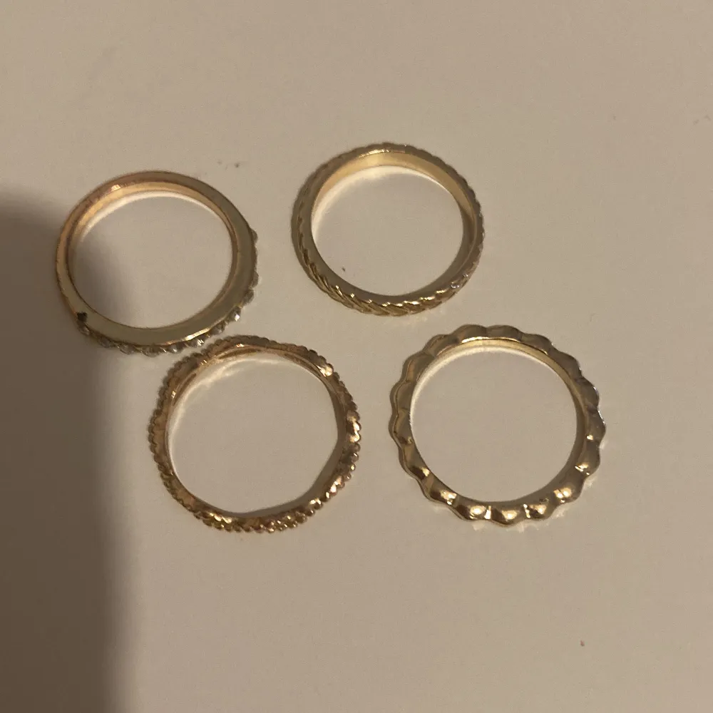 Säljer dessa fyra guldiga ringar då dom inte kommer till användning. Säljer alla fyra för 40kr💕 skriv gärna för frågor eller om bilder💕. Accessoarer.