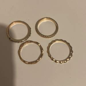Säljer dessa fyra guldiga ringar då dom inte kommer till användning. Säljer alla fyra för 40kr💕 skriv gärna för frågor eller om bilder💕