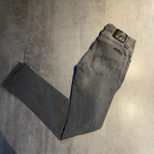 Nudie jeans - Tja, nu säljer jag mina feta nudie jeans i storleken 27/34 men upplever att de är lite mindre än det. Lappen där modell står är avklippta pågrund av att de är skönare med det. Tror det är skinny fit. Har du en fråga får du gärna ställa den/ mvh Hugo😁