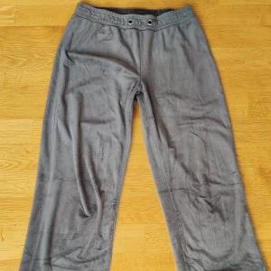 Gråa sammet byxor - Supersköna byxor i sammet Köpt från Gina Tricot  I nyskick, använd fåtal gånger, inga defekter  Djurfritt Rökfritt hem  Hämtas i Åkarp eller skickas via post  Köparen betalar fraktkostnad samt varan i förväg