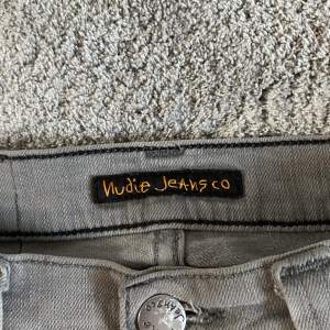 Riktigt snygga grå jeans från Nudie Jeans!! Som nya och har inga defekter alls🫶🏻Väldigt lika de trendiga jeansen från LTB Bara skriva vid frågor🩵🩵