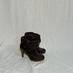 Ascoola klackar med foder! - Köpta second hand, gott skick! Super snygga nu till hösten! Storlek 38! Säljer pga pengarbrist. Psssar till allt, under jeans eller till kjol/klänning!