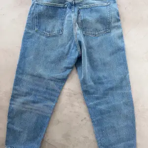 Helt nya Levis made and crafted barrel jeans i stl 30 säljes pga för små. Använda en gång.  Passform är high waist, vida ben och croppad 