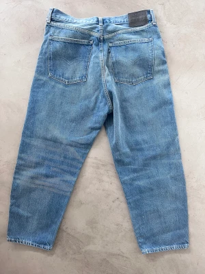 Levis made and crafted Barrel stl30 - Helt nya Levis made and crafted barrel jeans i stl 30 säljes pga för små. Använda en gång.  Passform är high waist, vida ben och croppad 