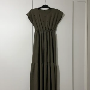 Kläning  - Mörkgrön med pärlor