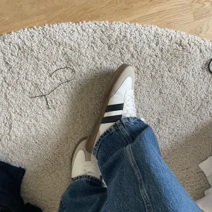 Sneakers  - Helt nya skor som liknar de populära från adidas. De är i stolek 38! 