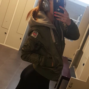 Superdry jacka - Går att ta av och på den gråa delen på jackan med dragkedjan. Passar XS-S