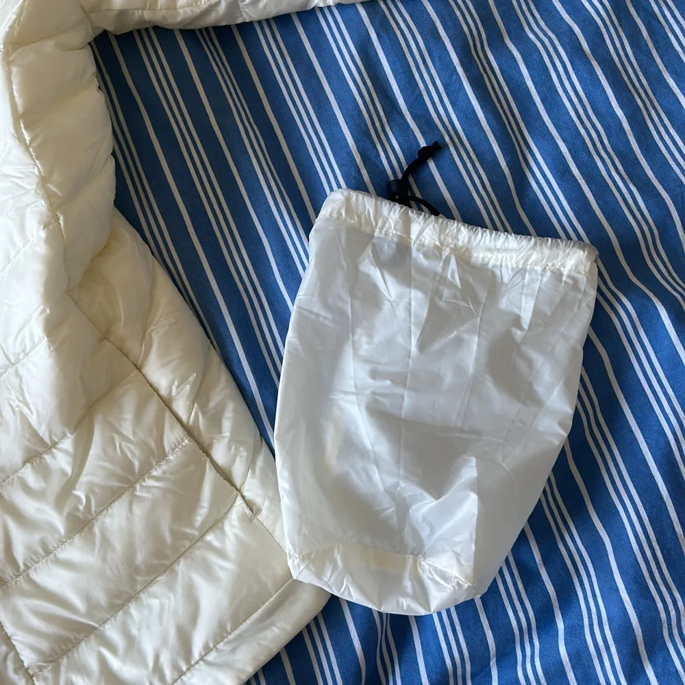 Säljer min jätte fina vita dunjacka ifrån uniqlo i storlek XS, säljer den då den inte kommer till användning så mycket💗man får med påsen den låg i när den köptes också👌🏼. Jackor.