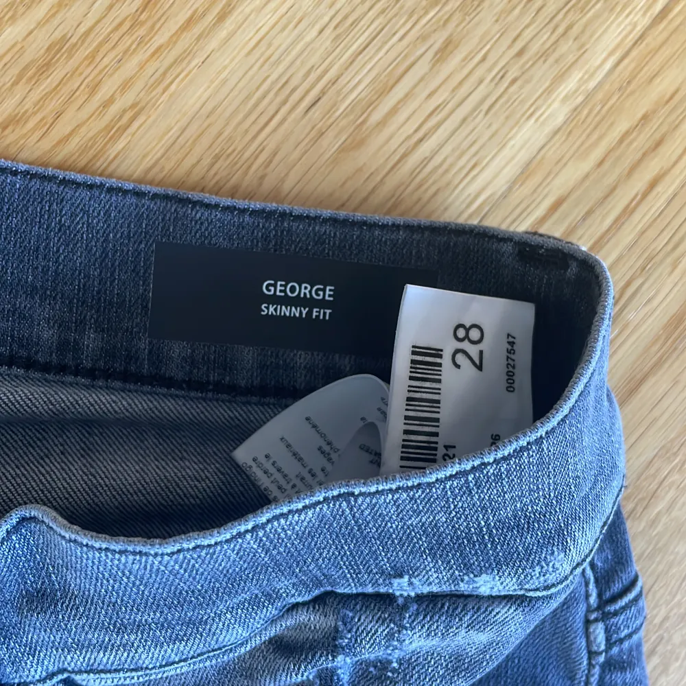Säljer mina riktigt feta Dondup jeans i modellen George. 10/10 skick inga slitningar eller hål som inte ska vara där. Byten kan även va intressent!. Jeans & Byxor.