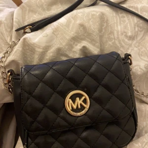 Michael Kors väska 🩷 - Använt mycket och finns lite märken därför är priset sänkt och vill bli av med allt!