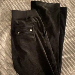 Juicy couture byxor - Säljer dessa svarta Juicy byxor då dem är för stora på mig, finns inga fel förutom att snörena är lite knottriga annars är de som nya. 