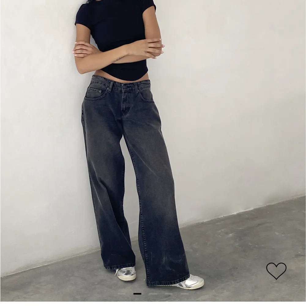 Virala baggy jeans från Motel Rocks. Perfekta jeansblå färgen med världens finaste passform, tyvärr va denna storlek för liten för mig dock. Jeansen är endast använda nån gång!❤️ köpta för 750kr, säljer för 600. W24 L34. Jeans & Byxor.