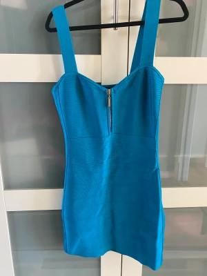 Guess Marciano klänning  - Fin bandageklänning från Guess Marciano