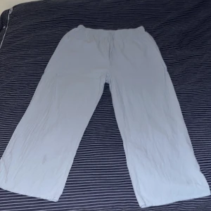 Byxor - Ett par linne aktiga byxor som inte kommer till användning längre. Använd ett få antal gånger då jag tycker de är för korta, passar någon som är kortare än 163.