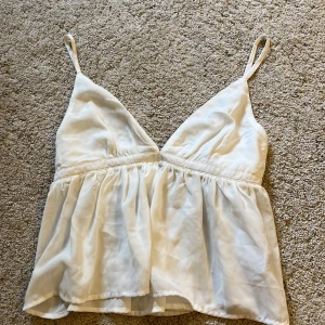 Söt topp - En söt topp, inte genomskinlig vid bysten