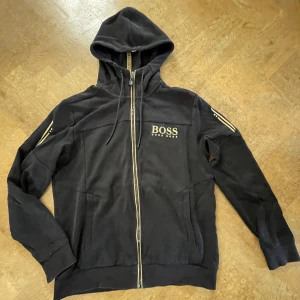 Hugo boss ziphoodi - Säljer denna Hugo boss ziphoodien då den inte kommit till användning!postar alltid samma dag som du betalat!!💞