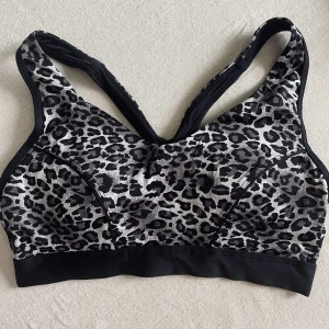 Sport-bh storlek small - Märke: Vet ej då lappen är bortklippt  Vad: Sport-bh  Storlek: Small Upplevd i storlek: Normal Färg: Djurmönstrad, svart & grå/beige Material: Vet ej då lappen är bortklippt  Skick: Inget att anmärka på 
