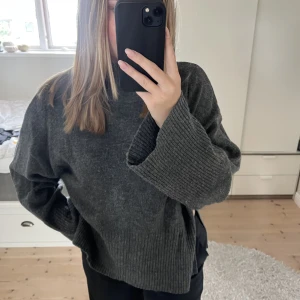 Stickad tröja - Stickad tröja med slits på sidorna, fint skick!