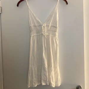 Vit klänning  - Söt vit klänning. Använd en gång så i bra skick.