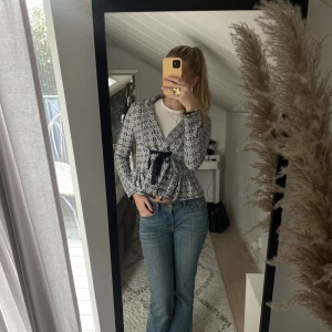 Mönstrad kofta  - Säljer denna supersöta odd Molly liknande kofta🤍 köpt på Chelsea i Göteborg i storlek xs/s och är knappt använd 