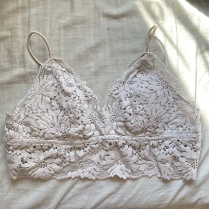Bygellös bh  - Fin Bygellös bh, vit med spets. Fin, men för liten för mig. Använd men relativt fint skick. Ingen push up. Hör av dig vid frågor!
