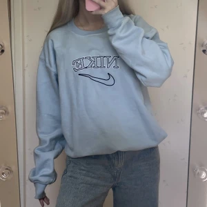 Tröja - Säljer min fina blåa Nike tröja då jag inte längre använder den, köpt från outthepurse 💞