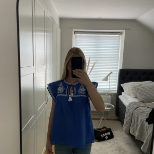 Blå blus💙💙 - Säljer denna super söta blåa blusen gråna hm. Använd fåtal gånger och är i fin skick. 